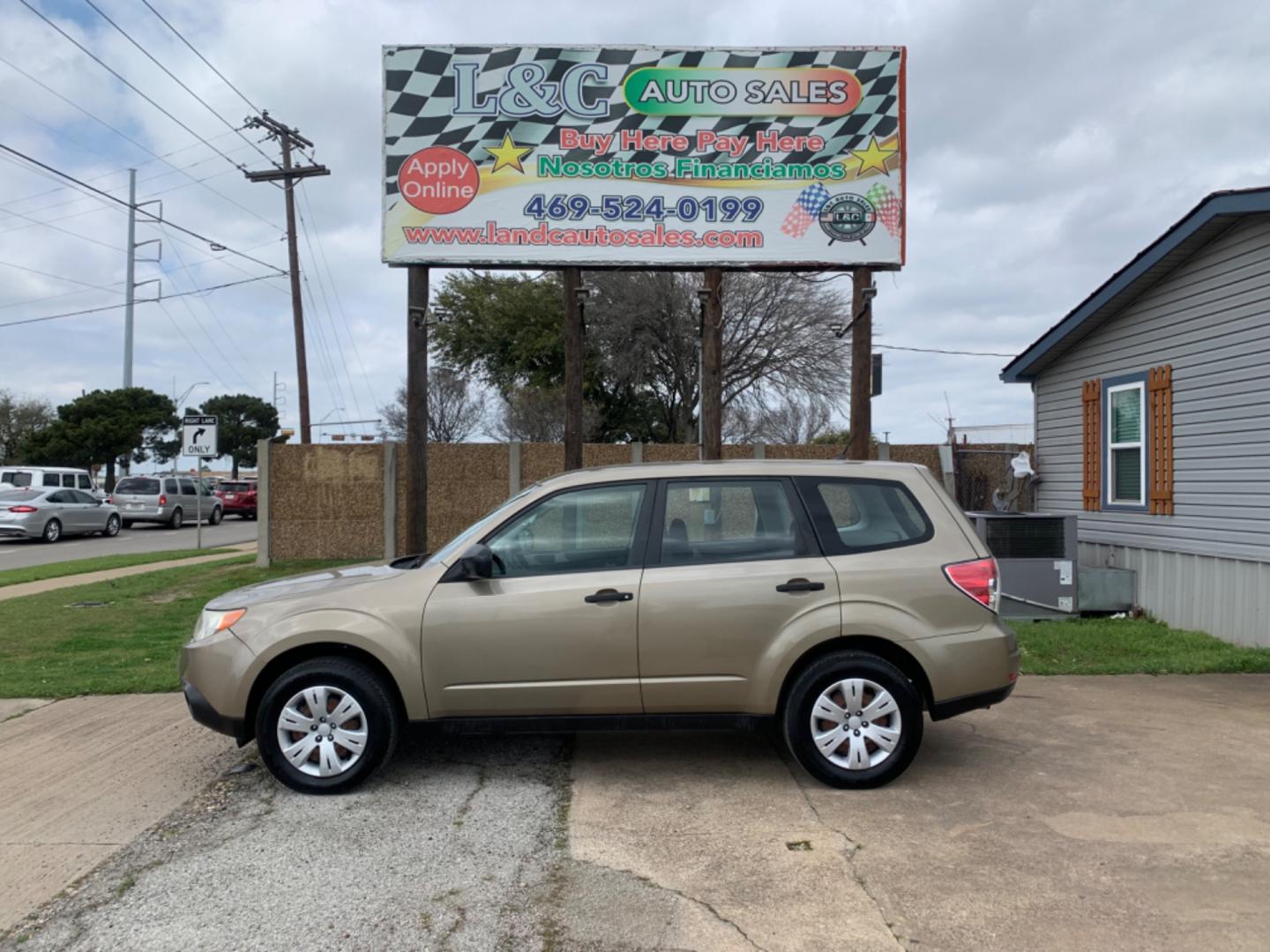 2009 Gold /Black Subaru Forester (JF2SH61649H) with an 2.5L FI SOHC 150 CID engine, AUTOMATIC transmission, located at 1830 North Belt Line Road, Irving, TX, 75061, (469) 524-0199, 32.834373, -96.993584 - Photo#0